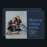 Cartão De Festividades Feliz exibe apenas foto retrô divertida do marinho<br><div class="desc">A Feliz vibe só nesta temporada de férias! Envie um cartão de férias com estilo retrô divertido com este design azul de marinho com uma foto. O tipo azul de devolução diz "apenas vibrações de feliz" e também tem espaço para uma mensagem, nome e ano personalizados. A coordenação de volta...</div>