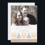 Cartão De Festividades Feliz Feliz Tan Na moda Adicionar Sua Foto<br><div class="desc">Adicione sua foto a esses cartões de natal na moda em tom e branco com um moderno design de ouro interconfessional Menorah e prata. O modelo de foto torna o upload da sua foto muito fácil e, em seguida, adicione seu nome em branco à borda suave do que na parte...</div>