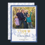 Cartão De Festividades Feliz Feriado de Foto Branca de Hanukkah<br><div class="desc">Este cartão de saudação Hanukkah apresenta uma foto quadrada e um texto manuscrito de tendências "Happy Hanukkah" em um fundo branco com borda azul escura. O design é acentuado com folhas azuis-claras e uma menorah dourada.</div>
