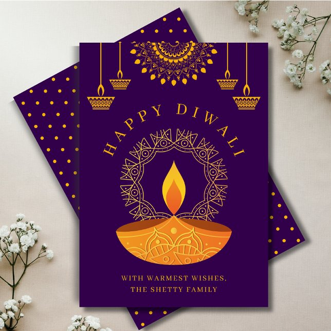 Cartão De Festividades Feliz Festival Diwali de Luzes Diya Roxo (Criador carregado)