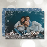 Cartão De Festividades Feliz Foto de Natal<br><div class="desc">Uma luz branca desfocada borda sua foto nesses cartões de cartões de natal de Natal que também apresentam Feliz Natal em branco e seus nomes em letras quentes. ALTERE a cor no verso para corresponder à sua foto. ***Layout VERTICAL feito em nossa loja. Selecione Alta definição para melhor qualidade de...</div>