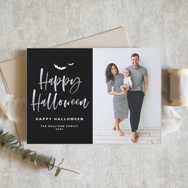 Cartão De Festividades Feliz Halloween Brussel - Letra Negra (Modern photo Halloween card featuring white brush lettering on a solid black background. )