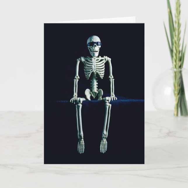 Cartão De Festividades Feliz Halloween Engraçado Skeleton Óculos escuros (Frente)