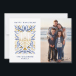 Cartão De Festividades Feliz Hanukkah Festivo Watercolor Menorah Foto<br><div class="desc">Feliz Hanukkah! Mande saudações a Hanukkah para a família e amigos com esta elegante carta-chata. Apresenta a aquarela Menorah e a folhagem elegante da coroa numa sofisticada paleta de ouro, azul claro e azul marinho. Personalize o cartão com sua querida foto vertical e duas linhas de texto personalizado para adicionar...</div>