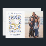 Cartão De Festividades Feliz Hanukkah Festivo Watercolor Menorah Foto<br><div class="desc">Feliz Hanukkah! Mande saudações a Hanukkah para a família e amigos com esta elegante carta-chata. Apresenta a aquarela Menorah e a folhagem elegante da coroa numa sofisticada paleta de ouro, azul claro e azul marinho. Personalize o cartão com sua querida foto vertical e duas linhas de texto personalizado para adicionar...</div>