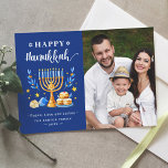 Cartão De Festividades Feliz Hanukkah Menorah Sufganiyah Dreidel Foto<br><div class="desc">Envie seus desejos com este Cartão com fotos de Férias que apresenta um Script Hanukkah e Símbolos de Férias Judaicas impressionantes para realçar sua mensagem de saudação.</div>