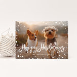 Cartão De Festividades Feliz Howlidays Snow | Pet Christmas Photo<br><div class="desc">Espalhe alegria nesta temporada de festas com este cartão com fotos de festas de na moda apresentando seu amigo favorito de quatro patas com um roteiro de pincel que diz "Feliz Feliz Natal" e que vem com um padrão de neve correspondente no verso</div>