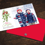 Cartão De Festividades Feliz MistletoOne Foto Natal<br><div class="desc">Esta design apresenta uma carta de boas-vindas com feliz de Natal,  uma carta de boas-vindas,  com estilo botânico vermelho e verde,  moderno,  uma elegante escrita de pincel,  folhagem verde de inverno,  com foice,  bonitinha e simples minimalista,  é o cartão com fotos de férias da temporada</div>