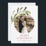 Cartão De Festividades Feliz Mistural Minimalista e Foto casada<br><div class="desc">Um cartão de férias moderno minimalista celebrando seu primeiro Natal como casal casado. O design apresentou sua foto favorita em uma abertura em círculo enfeitiçada com um ramo de água de névoa. Personalize a manchete e assine-a em verde-escuro e vermelho. No verso está um padrão de ramos de degustação de...</div>