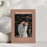 Cartão De Festividades Feliz Modern Mocha Brown Foto de Natal Casada<br><div class="desc">Comemore a temporada e seu amor com este moderno cartão marrom mocha apresentando "Feliz casada" em tipografia quic ao lado de sua foto favorita. Perfeito para recém-casados ou casais, esta carta combina calor e sofisticação com um design minimalista, fazer uma maneira elegante de compartilhar alegria de férias. O rico pano...</div>