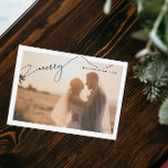 Cartão De Festividades Feliz Moderno Tipografia Nome 2 Foto Natal<br><div class="desc">Esta bela e moderna Feliz Tipografia Moderna Name 2 Photo Christmas Holiday card apresenta a sua fotografia horizontal de casamento atrás de uma fronteira branca, com a palavra 'Feliz' numa bela tipografia caligráfica moderna com florescimento decorativo nas extremidades das palavras. O cartão é personalizado com seus nomes em uma fonte...</div>