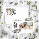 Cartão De Festividades Feliz Natal Black Winter Pinecone Botanical Ho<br><div class="desc">Apresentando nosso Feliz Natal Black Winter Calliografia Botânica de Natal! Esta bela carta apresenta três das suas fotos favoritas, perfeitamente organizadas com uma moda, arranjo solto de elementos botânicos como pínus cones e bagas. A caligrafia à mão adiciona um toque de charme e elegância, fazer este é o cartão perfeito...</div>