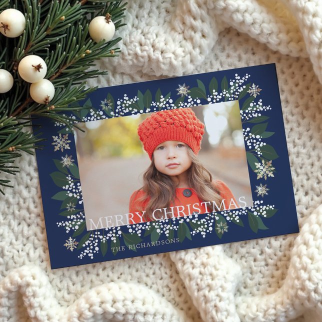 Cartão De Festividades Feliz Natal Brancos Foliage Flocos de Neve (Merry Christmas White Berries Foliage Snowflakes Holiday Card)