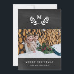 Cartão De Festividades Feliz Natal | Chalkboard Procure com foto<br><div class="desc">Este cartão de feriado rústico apresenta duas das suas fotos pessoais,  com uma coroa de louros branca ao redor do seu monograma num quadro preto.</div>