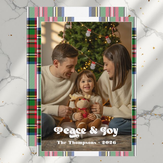 Cartão De Festividades Feliz Natal da Xadrez Tartan (Peace & Joy Bright Tartan Plaid Family Christmas Holiday Card)