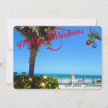 Cartão De Festividades Feliz Natal de Vero Beach Oceanfront<br><div class="desc">Feliz Natal de Vero Beach, Flórida! Esta colorida carta de saudação plana com tema tropical apresenta uma foto de uma bela área oceânica Vero Beach, toda decolada para as férias. A design festiva inclui as luzes de Natal na paisagem verde, as bolas de Natal penduradas num camarada de palma, e...</div>