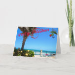 Cartão De Festividades Feliz Natal de Vero Beach Oceanfront<br><div class="desc">Feliz Natal de Vero Beach, Flórida! Esta colorida carta de saudação de temas tropicais apresenta uma foto de uma bela área oceânica de Vero Beach, toda decolada para as férias. A design festiva inclui as luzes de Natal na paisagem verde, as bolas de Natal penduradas num camarada de palma, e...</div>