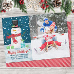 Cartão De Festividades Feliz Natal do Winter Snowman<br><div class="desc">Compartilhe suas Cartões de natal com este cartaz de Natal de bonitão. Ele mostra sua foto de família e um boneco de neve em uma noite de neve. Perfeito para enviar para sua família e amigos. Fácil de personalizar com seus nomes familiares. Projetado para você pelo Blackberry Boulevard.</div>