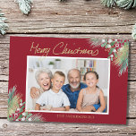 Cartão De Festividades Feliz Natal Dourado Berries Foto de Natal<br><div class="desc">Este Cartão de Natal de na moda é decorado com folhagem festiva de aquarela e bagas em vermelho, verde e ouro sobre fundo vermelho de marrom. Facilmente personalizável com seu nome e foto. Porque nós criamos a nossa trabalho de arte, você não encontrará esta imagem exata de outros designers. Original...</div>