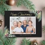 Cartão De Festividades Feliz Natal Dourado Berries Foto Preta<br><div class="desc">Este Cartão de Natal de na moda é decorado com folhagem festiva de aquarela e bagas em vermelho, verde e ouro sobre fundo preto. Facilmente personalizável com seu nome e foto. Porque nós criamos a nossa trabalho de arte, você não encontrará esta imagem exata de outros designers. Original Watercolor ©...</div>