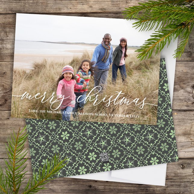 Cartão De Festividades Feliz Natal Elegante Floco de Neve Verde 1 Foto (Merry Christmas Calligraphy Script holiday photo card with elegant snowflake pattern)