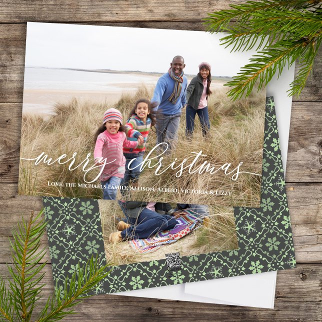 Cartão De Festividades Feliz Natal Elegante Floco de Neve Verde Dois Foto (Merry Christmas Calligraphy Script holiday photo card with elegant snowflake pattern)