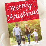 Cartão De Festividades Feliz Natal - Escova com uma Foto<br><div class="desc">Feliz Cartão com fotos de Férias de Pincel de Natal. Sua foto no verso ou o padrão atual de apoio. Sua foto na frente. Vermelho Natal. Joy Brush Lettering. Bonita e ousada. Detalhes das estrelas. Design festivo e feliz.</div>