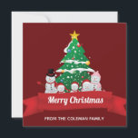 Cartão De Festividades Feliz Natal Família Snowman Personalizada<br><div class="desc">Este cartão de Natal bonito mostra um adorável desenho da família do boneco de neve em frente a uma bela árvore de Natal. A faixa vermelha festiva é personalizada com o seu próprio texto e o verso pode ser personalizado com o seu próprio cartões de natal para o Natal.</div>