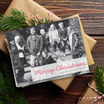 Cartão De Festividades Feliz Natal | Foto do grupo da família moderna<br><div class="desc">Belo cartão fotográfico de férias com uma faixa simples, moderna e minimalista de "Feliz Natal" num texto vermelho cereja sobre um fundo de cobertura semitransparente. Esta versátil carta pode ser personalizada com a sua própria fotografia, o seu nome de família e o seu ano para fazer um cartão verdadeiramente único...</div>
