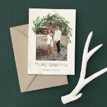 Cartão De Festividades Feliz Natal - Foto do Quadro do Arco Verde<br><div class="desc">Este elegante design de cartão de feriado apresenta um quadro de arco único para a sua foto com pinheiros vergreens de feriado, eucalipto verde e luzes de fadas de cordas em cascata para destacar sua foto. Inclui o texto de cor de bronze "Feliz Natal" com uma redação que pode ser...</div>