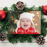 Cartão De Festividades Feliz Natal - Foto Personalizada de Script Branco<br><div class="desc">Cartão plano de fotos de Feliz Natal com belo roteiro cursivo em branco. Estes cartões de fotografia de bebês de férias modernos apresentam uma magnífica tipografia e o seu texto personalizado sobre a imagem de sangria de cheio em branco no topo. Perfeito para celebrar um bebê sorridente ou uma criança...</div>