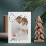 Cartão De Festividades Feliz Natal Handlettered 2 Fotografias Primeiro Xm<br><div class="desc">Este lindo e moderno Cartão de Férias de Natal Feliz de Natal 2 Foto do Cartão de Férias de Natal mostra sua foto de casamento vertical atrás de uma fronteira branca. A foto tem um filtro preto e branco aplicado para criar uma aparência preta e branca para a placa. Se...</div>