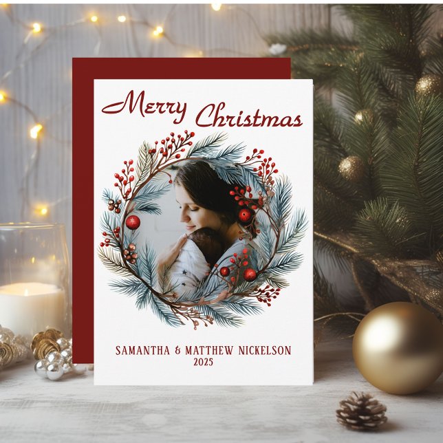Cartão De Festividades Feliz Natal Holly Wreath Photo Holiday Card (Criador carregado)