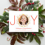 Cartão De Festividades Feliz Natal Joy Holiday Foto Wreath<br><div class="desc">Celebre a estação com esta bela carta com a sua foto enquadrada pela palavra "JOY". O está cercado por uma coroa de bagas e galhos. Divertido,  festivo e único - o cartão perfeito para enviar desejos quentes de férias.</div>