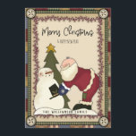Cartão De Festividades Feliz Natal, Rustic Country Papais noeis e Snowman<br><div class="desc">Feliz Natal Rustic Country Papais noeis e Snowman - Papais noeis primitivos russos todos vestidos no seu melhor Natal é entregar ao seu amigo Frosty o seu chapéu de topo. Papais noeis e Snowman estão ao lado de uma árvore de Natal. O cartão é emoldurado com bagas vermelhas e gingham....</div>