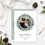 Cartão De Festividades Feliz Natal Rustic Greenery Wreath Foto<br><div class="desc">Elegante design de cartão com fotos de Natal Feliz apresenta uma coroa rústica de água quente na coroa do inverno moldando o quadro familiar e acentuando a moderna formulação das cinzas verde e carvões. Personalize com seu sobrenome e o ano. Inclui uma mensagem adicional com nomes de membros da família...</div>