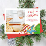 Cartão De Festividades Feliz Natal Uma Foto Cookies Coloridos<br><div class="desc">Esta design apresenta um Cartão com fotos de biscoito de Natal. Esta design apresenta uma foto fofinha,  biscoitos de aquarela tratam design,  uma simples cor,  vermelha e verde,  uma escrita de pincel minimalista,  tipografia da caligrafia,  assadeira festiva,  capricho rústico,  cartões com fotos de férias</div>