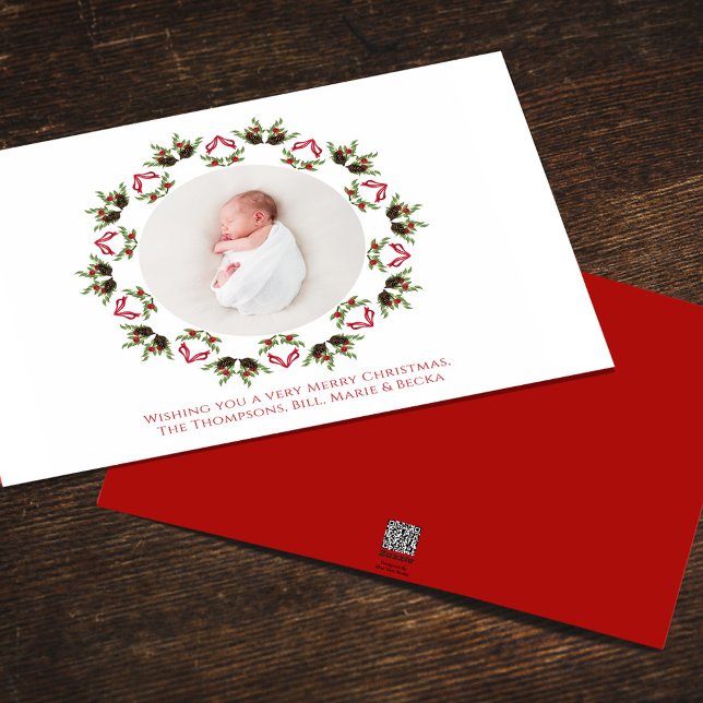 Cartão De Festividades Feliz Natal, uma foto vermelha e verde (Christmas holiday greenery and pine cones wreath mandala design single photo card. )