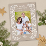 Cartão De Festividades Feliz Natal White Winter Greenery Foto<br><div class="desc">Um cartão de Natal com fotografia vertical,  com um elegante quadro verde de férias de inverno em um fundo leve e brando.</div>