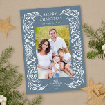 Cartão De Festividades Feliz Natal White Winter Greenery Foto<br><div class="desc">Um cartão de Natal com fotos verticais que mostra um elegante verde de inverno branco e elegante num fundo azul escuro e poeirento.</div>