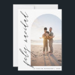 Cartão De Festividades Feliz Navidad Minimalista Arco y Caligrafía Foto<br><div class="desc">Capture la magia de sus 2 con nuestra Tarjeta de Navidad con foto. Con una foto personalizável en el lado derecho y el elegante texto "Feliz Navidad",  esta tarjeta añade un pessoal a tus felicitaciones navideñas. El reverso ofrece otra foto y espacio para tu mensaje navideño.</div>