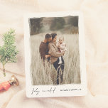 Cartão De Festividades Feliz Navidad | Postal Elegante y Minimalista<br><div class="desc">Captura el espíritu navideño con esta tarjeta navideña elegante con foto. Su retrato, por un borde blanco pintado um mano con bordes artístico incuales, lo toque que da un único y al. Debajo de la imagen, "FelFeliz navidad" aparece en tipografía cursiva, acompañado del nombre de su familia y el año....</div>