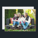 Cartão De Festividades Feliz Navidad Tarjeta Fotográfica Escritura Blanca<br><div class="desc">Foto del día Simplemente elegante tarjeta de felicitación ofrece "Feliz Navidad" en una escritura hermosa con modernas rodantes detalles en blanco. Rayas diagonales verdes añaden interés a la parte posterior de la tarjeta.</div>