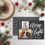 Cartão De Festividades Feliz personalizada do quadro chalkboard e multifo<br><div class="desc">Feliz personalizada de quadro chalkboard e placa de feriado multifoto brilhante. Fundo e espaço do quadro de controle para 2 imagens com "FELIZ e BRIGHT" gravado na fonte do pincel. Enviar para a família e amigos este cartão de feriado elegante e simples de quadro negro. Pode ser totalmente personalizado. Para...</div>
