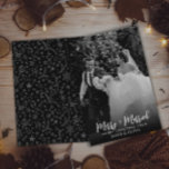 Cartão De Festividades Feliz Preta E Branca Simples E Foto Casada<br><div class="desc">Um cartão de Natal muito elegante para recém-casados. Isso apresenta uma caligrafia caprichosa de feliz e casado e sob ele um feliz Natal. Com nomes personalizáveis. E no verso do cartão temos um padrão preto e branco moderno. E como podem ver, esta carta é mínima elegante e muito impressionante. Então...</div>