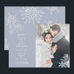 Cartão De Festividades Feliz Queijo Quente Deseja Foto em Floco de Neve<br><div class="desc">Comemore sua primeira temporada de festas como recém-casados com nosso cartão de Natal elegante de Feliz Kisses Warm Wish Snowflake Photo Holiday Card. Apresentando uma foto de casamento maravilhosa, destacada por flocos de neve azul-gelados delicados, este cartão diz "beijos de feliz e desejos quentes de feriado do novo sr. e...</div>