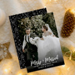 Cartão De Festividades Feliz Simples Elegante E Foto De Recém-Casados<br><div class="desc">Um cartão de Natal muito elegante para recém-casados. Isso apresenta uma caligrafia caprichosa de feliz e casado e sob ele um feliz Natal. Com nomes personalizáveis. E no verso do cartão temos um padrão preto e branco moderno. E como podem ver, esta carta é mínima elegante e muito impressionante. Então...</div>