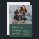 Cartão De Festividades Feliz somente fotos verdes retroradas<br><div class="desc">A feliz vibe apenas nesta temporada de festas! Envie um cartão de feriado retrô divertido com este design de uma foto quadrada. O tipo de retorno em verde diz "apenas vibrações de feliz" e também tem espaço para uma mensagem, nome e ano personalizados. A parte de trás da coordenação tem...</div>