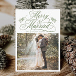 Cartão De Festividades Feliz Verde Florestal e Foto do Primeiro Natal Cas<br><div class="desc">Inscrição elegante e romântica em caligrafia suave com uma fotografia e um texto opcional no verso. Para uma personalização mais avançada deste design,  clique no BOTÃO FERRAMENTA DESIGN AZUL acima!</div>