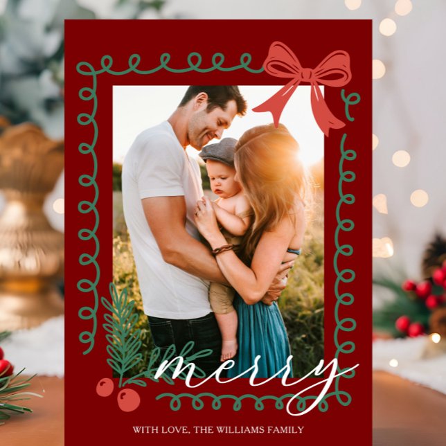 Cartão De Festividades Feliz Vermelha e Verde Desenhada à Mão (Red and green holiday card with hand drawn spiral border, holly, berries, bow, and “Merry” greeting.)